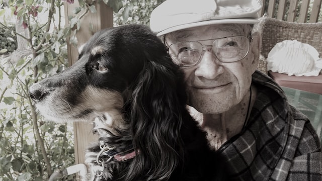 Starý muž se svým psem.