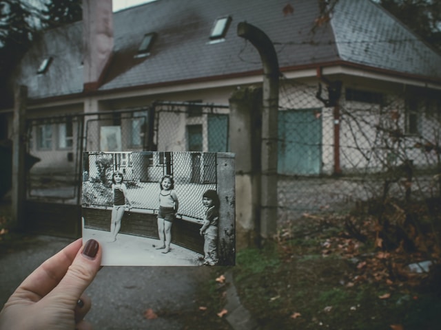 Dům a fotka z dětství.