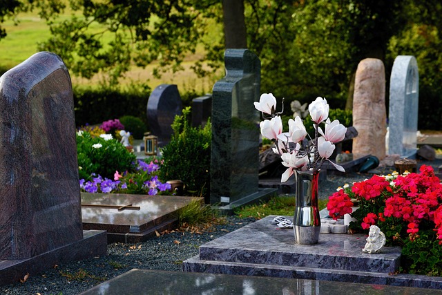 Hřbitov s květinami.